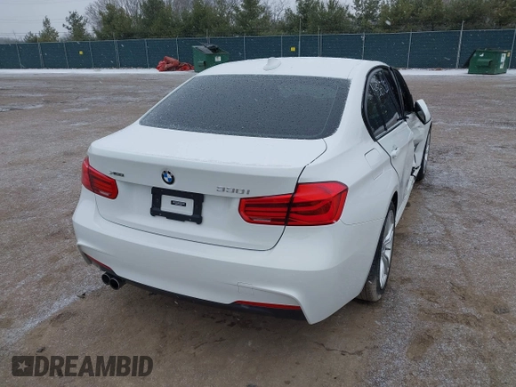 2018 BMW 3 Series 330i xDrive z VIN WBA8D9C51JEM33833, wystawiony jako IAAI lot #41565351 z przebiegiem 31 729 mil mil oraz . Historia ofert i sprzedaży dostępna na DreamBid. Obrazek 4.
