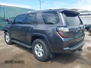 2018 Toyota 4Runner SR5 z VIN JTEBU5JR6J5603977, wystawiony jako IAAI lot #42081399 z przebiegiem 101 666 mil mil oraz . Historia ofert i sprzedaży dostępna na DreamBid. Obrazek 3.