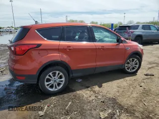 2019 Ford Escape SE z VIN 1FMCU9GD7KUC00377, wystawiony jako Copart lot #56136395 z przebiegiem 199 398 mil mil oraz Tytuł czysty. Historia ofert i sprzedaży dostępna na DreamBid. Obrazek 3.