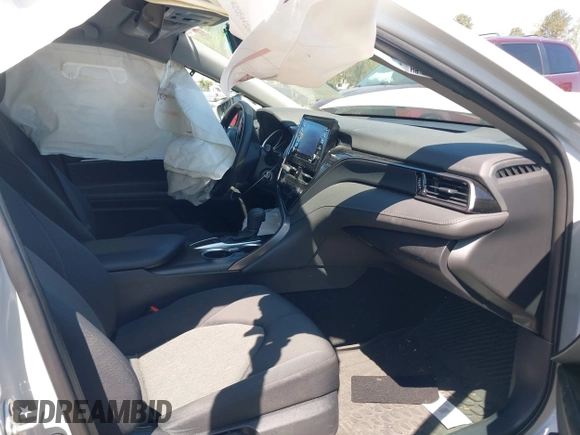 2023 Toyota Camry LE z VIN 4T1C11AK9PU142300, wystawiony jako IAAI lot #42063540 z przebiegiem 34 048 mil mil oraz . Historia ofert i sprzedaży dostępna na DreamBid. Obrazek 5.