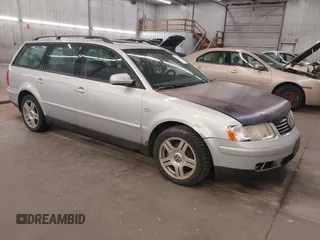 2001 Volkswagen Passat z VIN WVWLH63BX1E033291, wystawiony jako IAAI lot #42300399 z przebiegiem 165 457 mil mil oraz . Historia ofert i sprzedaży dostępna na DreamBid. Obrazek 1.