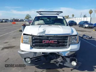 2011 GMC Sierra 2500HD Work Truck z VIN 1GT22ZCGXBZ155590, wystawiony jako IAAI lot #41712199 z przebiegiem 338 205 mil mil oraz . Historia ofert i sprzedaży dostępna na DreamBid. Obrazek 13.