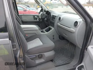 2004 Ford Expedition Special Service with VIN 1FMPU16L44LA06653, listed as a IAAI auction lot 41827182 with 125,996 mi miles. Bid and sale history available at carsss.com. Image 5.