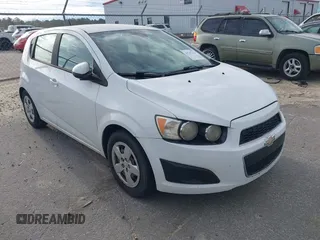 2013 Chevrolet Sonic LS z VIN 1G1JA6SH7D4188966, wystawiony jako IAAI lot #41767221 z przebiegiem 130 499 mil mil oraz . Historia ofert i sprzedaży dostępna na DreamBid. Obrazek 1.