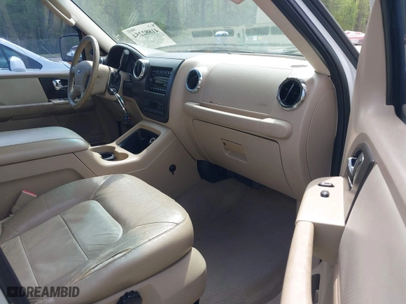 2005 Ford Expedition Eddie Bauer with VIN 1FMFU17525LA68887, listed as a IAAI auction lot 41882254 with 207,010 mi miles. Bid and sale history available at carsss.com. Image 5.