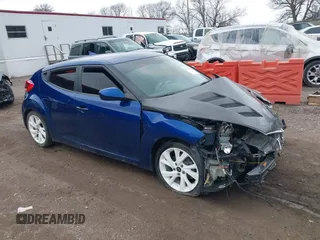 2016 Hyundai Veloster z VIN KMHTC6AD3GU268984, wystawiony jako IAAI lot #41951953 z przebiegiem 114 730 mil mil oraz . Historia ofert i sprzedaży dostępna na DreamBid. Obrazek 1.