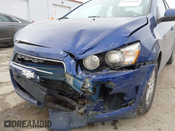 2012 Chevrolet Sonic LS z VIN 1G1JA5SH6C4199806, wystawiony jako IAAI lot #41454660 z przebiegiem 124 691 mil mil oraz . Historia ofert i sprzedaży dostępna na DreamBid. Obrazek 6.