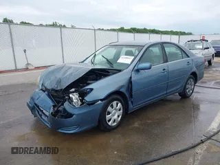 2002 Toyota Camry LE z VIN 4T1BE32KX2U617732, wystawiony jako IAAI lot #42208913 z przebiegiem Nie podano mil oraz . Historia ofert i sprzedaży dostępna na DreamBid. Obrazek 2.