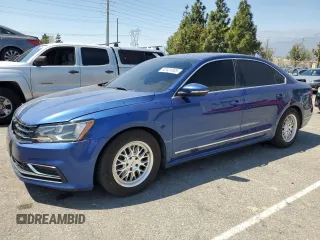 2017 Volkswagen Passat S z VIN 1VWAT7A38HC013566, wystawiony jako Copart lot #52431305 z przebiegiem 111 598 mil mil oraz Szkoda całkowita • Salvage title. Historia ofert i sprzedaży dostępna na DreamBid. Obrazek 1.
