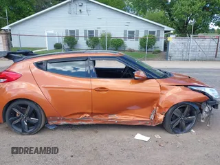 2013 Hyundai Veloster Turbo z VIN KMHTC6AE1DU101236, wystawiony jako IAAI lot #42230984 z przebiegiem 131 854 mil mil oraz . Historia ofert i sprzedaży dostępna na DreamBid. Obrazek 13.