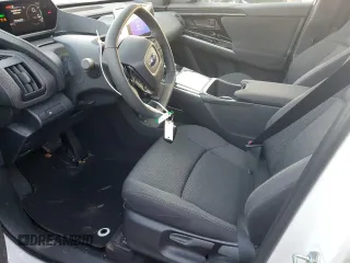 2024 Subaru Solterra Premium z VIN JTMABABA4RA063314, wystawiony jako Copart lot #84641414 z przebiegiem 871 mil mil oraz Szkody całkowita. Historia ofert i sprzedaży dostępna na DreamBid. Obrazek 7.