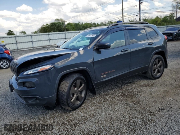 2017 Jeep Cherokee 75th Anniversary Edition z VIN 1C4PJMCB6HW568617, wystawiony jako Copart lot #55607595 z przebiegiem 83 662 mil mil oraz Szkoda całkowita • Salvage title. Historia ofert i sprzedaży dostępna na DreamBid. Obrazek 1.