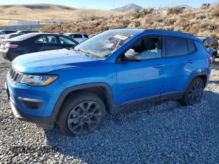 2021 Jeep Compass 80th Anniversary z VIN 3C4NJDEB0MT539277, wystawiony jako Copart lot #83716994 z przebiegiem 55 728 mil mil oraz Szkoda całkowita • Salvage title. Historia ofert i sprzedaży dostępna na DreamBid. Obrazek 1.