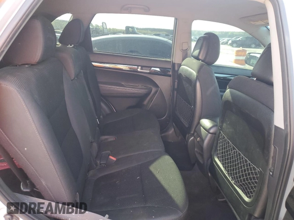 2014 Kia Sorento LX z VIN 5XYKT3A68EG508612, wystawiony jako Copart lot #52142815 z przebiegiem 168 341 mil mil oraz Szkoda całkowita • Salvage title. Historia ofert i sprzedaży dostępna na DreamBid. Obrazek 11.