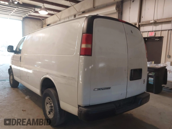 2007 Chevrolet Express Cargo Van with VIN 1GCGG25V871146547, listed as a IAAI auction lot 41347469 with 423,041 mi miles. Bid and sale history available at carsss.com. Image 3.