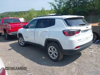2024 Jeep Compass Latitude with VIN 3C4NJDBN4RT124422, listed as a IAAI auction lot 42152395 with 33,567 mi miles. Bid and sale history available at carsss.com. Image 3.