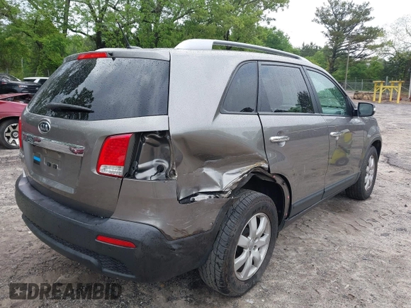2013 Kia Sorento LX z VIN 5XYKT3A68DG386493, wystawiony jako IAAI lot #42102477 z przebiegiem 196 351 mil mil oraz . Historia ofert i sprzedaży dostępna na DreamBid. Obrazek 6.