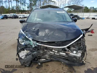 2020 Chrysler Voyager LXi z VIN 2C4RC1DG1LR266018, wystawiony jako Copart lot #47455945 z przebiegiem Nie podano mil oraz Szkoda całkowita • Salvage title. Historia ofert i sprzedaży dostępna na DreamBid. Obrazek 12.