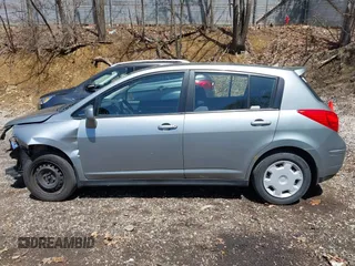 2009 Nissan Versa S z VIN 3N1BC13E19L455441, wystawiony jako IAAI lot #42148367 z przebiegiem 106 182 mil mil oraz . Historia ofert i sprzedaży dostępna na DreamBid. Obrazek 14.