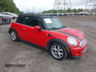 2011 MINI Convertible z VIN WMWZN3C59BTZ89447, wystawiony jako IAAI lot #42313009 z przebiegiem 62 009 mil mil oraz . Historia ofert i sprzedaży dostępna na DreamBid. Obrazek 1.