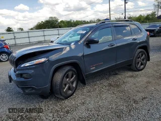 2017 Jeep Cherokee 75th Anniversary Edition z VIN 1C4PJMCB6HW568617, wystawiony jako Copart lot #55607595 z przebiegiem 83 662 mil mil oraz Szkoda całkowita • Salvage title. Historia ofert i sprzedaży dostępna na DreamBid. Obrazek 1.