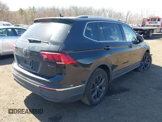 2024 Volkswagen Tiguan SE z VIN 3VVMB7AX0RM048335, wystawiony jako IAAI lot #41810972 z przebiegiem 29 467 mil mil oraz . Historia ofert i sprzedaży dostępna na DreamBid. Obrazek 4.