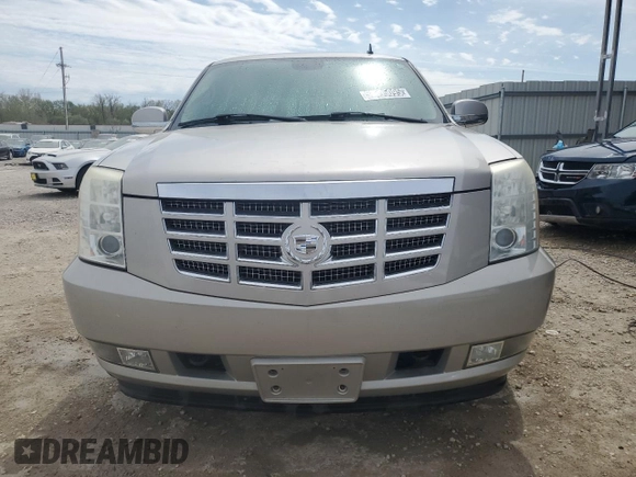 2008 Cadillac Escalade z VIN 1GYFK638X8R143922, wystawiony jako Copart lot #53095095 z przebiegiem 174 899 mil mil oraz Tytuł czysty. Historia ofert i sprzedaży dostępna na DreamBid. Obrazek 5.