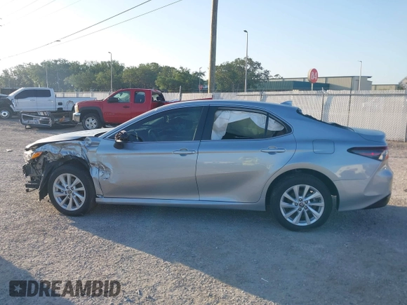 2023 Toyota Camry LE z VIN 4T1C11AK2PU125757, wystawiony jako IAAI lot #42128196 z przebiegiem 5 777 mil mil oraz . Historia ofert i sprzedaży dostępna na DreamBid. Obrazek 14.