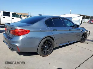 2018 BMW M5 z VIN WBSJF0C50JB282469, wystawiony jako Copart lot #46794335 z przebiegiem Nie podano mil oraz Szkody całkowita. Historia ofert i sprzedaży dostępna na DreamBid. Obrazek 3.