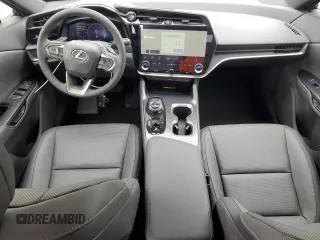 2024 Lexus RZ 450e Premium z VIN JTJAAAABXRA026441, wystawiony jako Copart lot #56064095 z przebiegiem 422 mil mil oraz Szkody całkowita. Historia ofert i sprzedaży dostępna na DreamBid. Obrazek 8.
