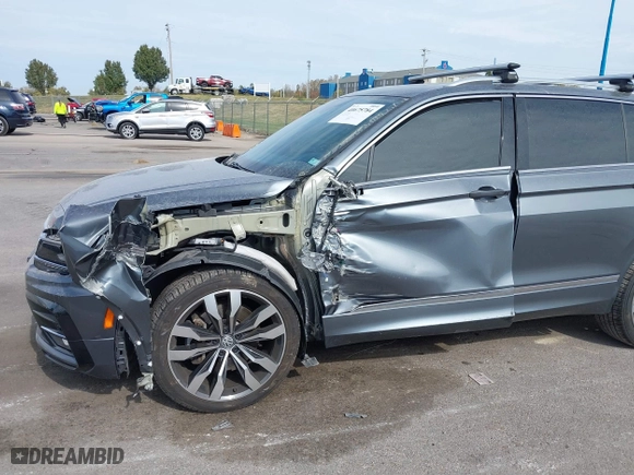 2020 Volkswagen Tiguan SEL Premium R-Line with VIN 3VV4B7AX2LM150484, listed as a IAAI auction lot 40675784 with 37,757 mi miles. Bid and sale history available at carsss.com. Image 6.