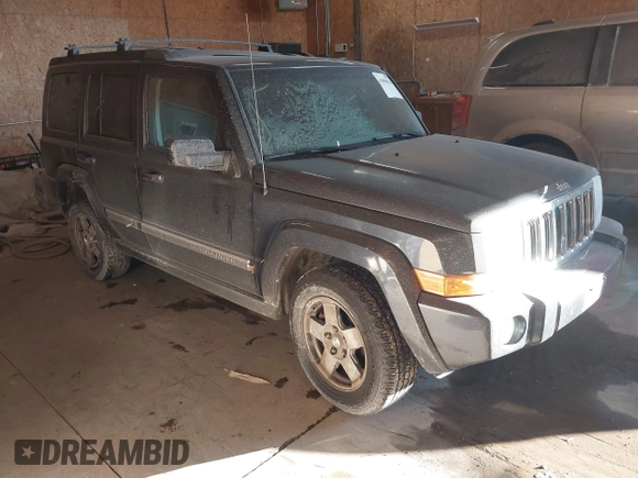 2010 Jeep Commander Sport z VIN 1J4RG4GT4AC139097, wystawiony jako IAAI lot #41080018 z przebiegiem 214 735 mil mil oraz . Historia ofert i sprzedaży dostępna na DreamBid. Obrazek 1.