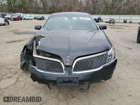 2013 Lincoln MKS z VIN 1LNHL9DKXDG612368, wystawiony jako Copart lot #48328215 z przebiegiem 108 788 mil mil oraz Szkoda całkowita • Salvage title. Historia ofert i sprzedaży dostępna na DreamBid. Obrazek 5.
