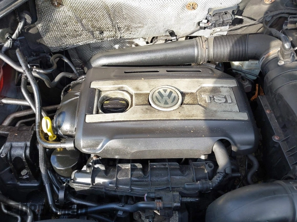 2015 Volkswagen Tiguan SE z VIN WVGAV7AX2FW593453, wystawiony jako IAAI lot #41658359 z przebiegiem 159 619 mil mil oraz . Historia ofert i sprzedaży dostępna na DreamBid. Obrazek 10.