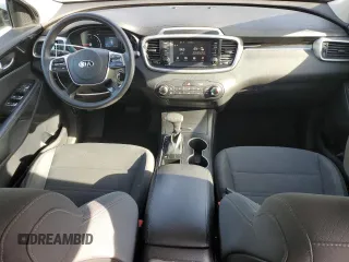 2020 Kia Sorento LX z VIN 5XYPG4A54LG620991, wystawiony jako Copart lot #83208104 z przebiegiem 77 189 mil mil oraz Szkoda całkowita • Salvage title. Historia ofert i sprzedaży dostępna na DreamBid. Obrazek 8.