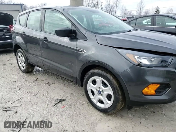 2018 Ford Escape S z VIN 1FMCU0F75JUD28557, wystawiony jako Copart lot #47191165 z przebiegiem 154 597 mil mil oraz Czysty tytuł • Clean title. Historia ofert i sprzedaży dostępna na DreamBid. Obrazek 14.