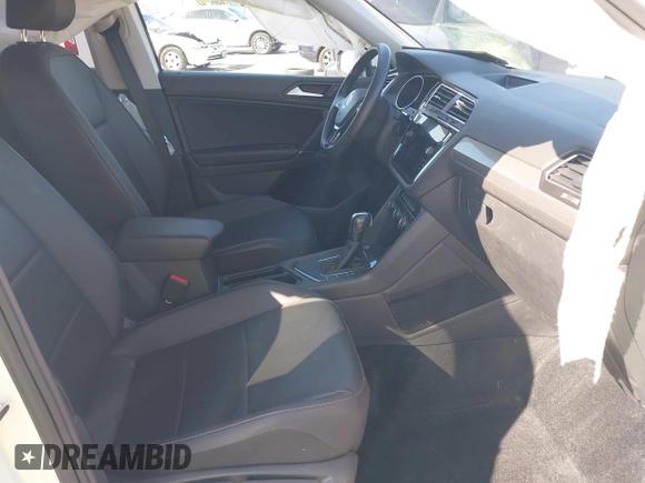 2020 Volkswagen Tiguan SE z VIN 3VV3B7AX8LM120160, wystawiony jako IAAI lot #42316791 z przebiegiem 38 702 mil mil oraz . Historia ofert i sprzedaży dostępna na DreamBid. Obrazek 5.