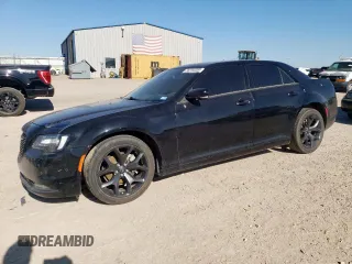 2022 Chrysler 300 S z VIN 2C3CCABGXNH221746, wystawiony jako Copart lot #56734325 z przebiegiem 64 301 mil mil oraz Szkoda całkowita • Salvage title. Historia ofert i sprzedaży dostępna na DreamBid. Obrazek 1.