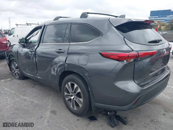 2021 Toyota Highlander XLE with VIN 5TDGZRBH6MS543948, listed as a IAAI auction lot 41743300 with 82,659 mi miles. Bid and sale history available at carsss.com. Image 14.