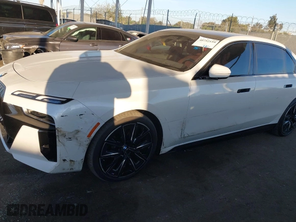 2023 BMW i7 xDrive60 z VIN WBY53EJ06PCN64039, wystawiony jako IAAI lot #40752159 z przebiegiem 8837 mil mil oraz . Historia ofert i sprzedaży dostępna na DreamBid. Obrazek 6.