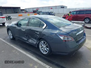 2013 Nissan Maxima SV z VIN 1N4AA5AP2DC831021, wystawiony jako IAAI lot #42255349 z przebiegiem 143 373 mil mil oraz . Historia ofert i sprzedaży dostępna na DreamBid. Obrazek 3.