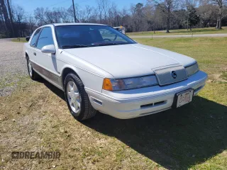 1990 Mercury Cougar z VIN 1MEPM62RSLH656412, wystawiony jako Copart lot #47771735 z przebiegiem 14 277 mil mil oraz Czysty tytuł • Clean title. Historia ofert i sprzedaży dostępna na DreamBid. Obrazek 2.