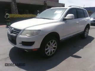 2008 Volkswagen Touareg V6 z VIN WVGBE77L38D033206, wystawiony jako IAAI lot #41903936 z przebiegiem Nie podano mil oraz . Historia ofert i sprzedaży dostępna na DreamBid. Obrazek 2.