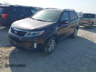 2014 Kia Sorento LX z VIN 5XYKT3A69EG499967, wystawiony jako IAAI lot #41790052 z przebiegiem 198 101 mil mil oraz . Historia ofert i sprzedaży dostępna na DreamBid. Obrazek 2.