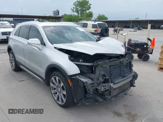 2019 Cadillac XT4 FWD Premium Luxury z VIN 1GYFZCR42KF189610, wystawiony jako IAAI lot #42137690 z przebiegiem 92 502 mil mil oraz . Historia ofert i sprzedaży dostępna na DreamBid. Obrazek 1.