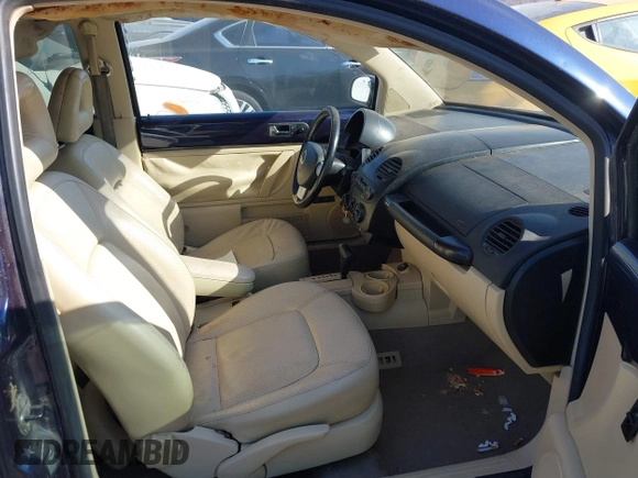 2002 Volkswagen Beetle GLS z VIN 3VWCB21CX2M432877, wystawiony jako IAAI lot #41605027 z przebiegiem Nie podano mil oraz . Historia ofert i sprzedaży dostępna na DreamBid. Obrazek 5.
