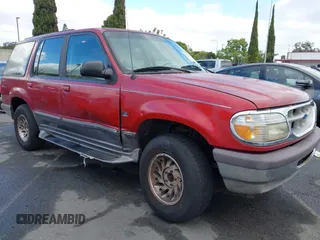 1997 Ford Explorer XLT z VIN 1FMDU35P4VUA14153, wystawiony jako IAAI lot #42233714 z przebiegiem 195 697 mil mil oraz . Historia ofert i sprzedaży dostępna na DreamBid. Obrazek 1.
