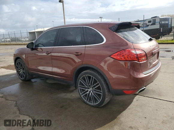 2012 Porsche Cayenne z VIN WP1AA2A21CLA06372, wystawiony jako Copart lot #49437725 z przebiegiem 137 530 mil mil oraz Szkoda całkowita • Salvage title. Historia ofert i sprzedaży dostępna na DreamBid. Obrazek 2.