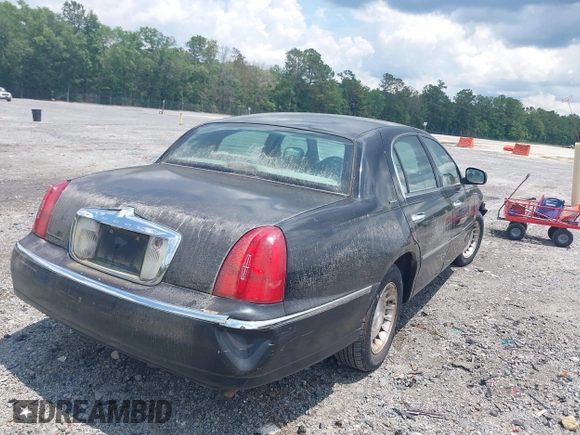 1999 Lincoln Town Car Executive z VIN 1LNHM81W9XY684966, wystawiony jako IAAI lot #42448736 z przebiegiem 175 698 mil mil oraz . Historia ofert i sprzedaży dostępna na DreamBid. Obrazek 4.
