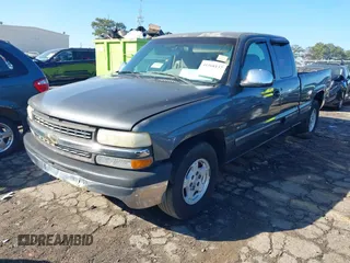 2000 Chevrolet Silverado 1500 with VIN 2GCEC19VXY1296243, listed as a IAAI auction lot 41568137 with 239,533 mi miles. Bid and sale history available at carsss.com. Image 2.